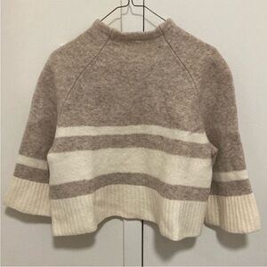 NWOT Banana Republic Merino Wool Blend Sweater with 3/4 sleeve. Size Small.